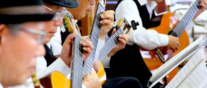 直方ギター＆マンドリン 演奏 風景