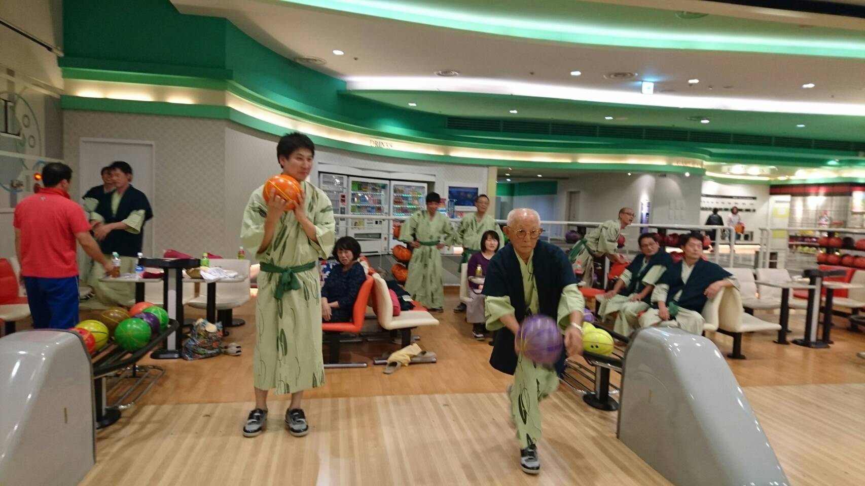 社員旅行|杉の井ホテルでボーリングしている写真