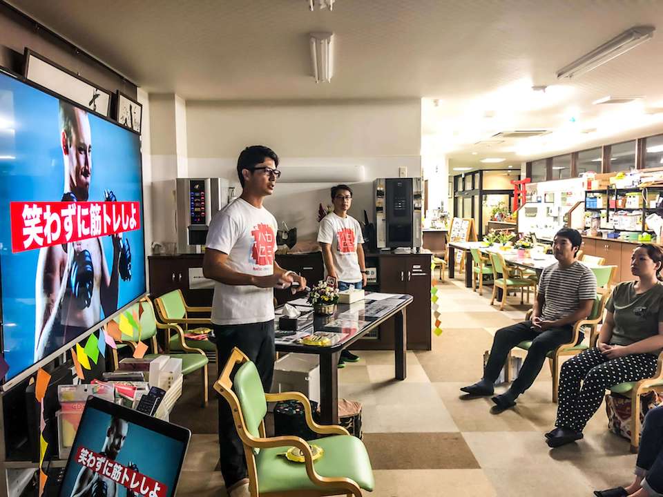 筋トレ　人　複数