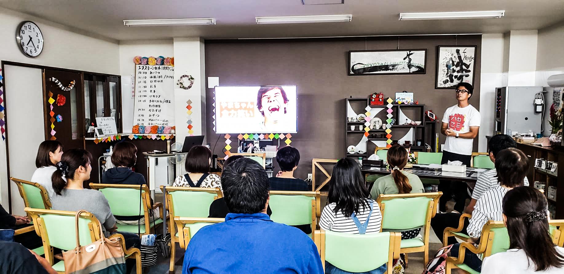 笑ってる　人　複数