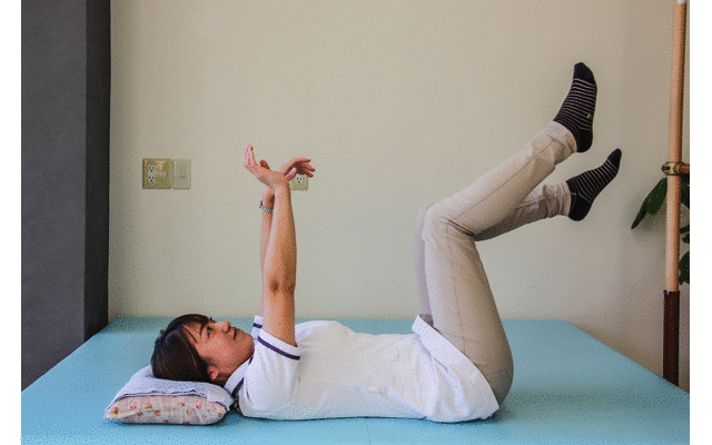 足をパタパタさせているGIF